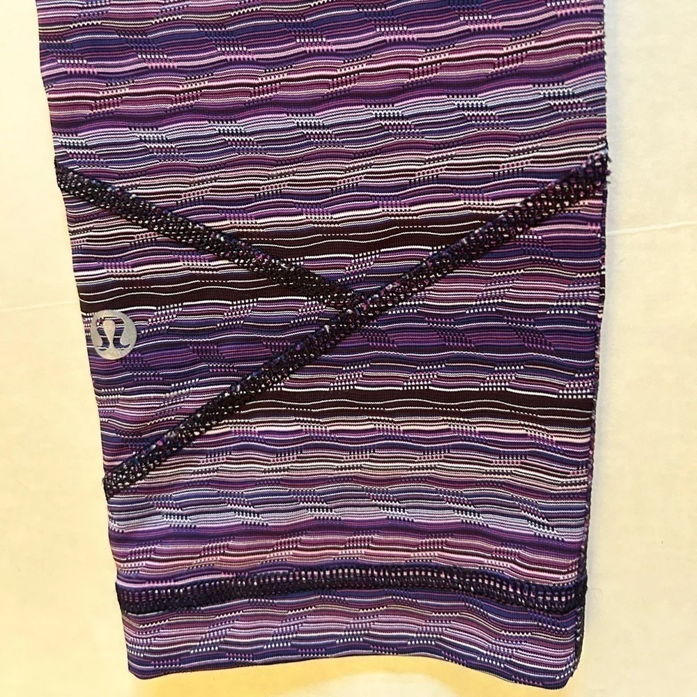 Lululemon striped purple legging w/back zip pocket & 2‎ side pockets Sz-6. Z19